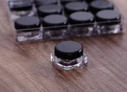 Akrilne četvrtaste kutijice 5mL za kreme sa crnim zatvaračem u akrilnoj četvrtastoj kutiji - set od 12 kom Akrilne četvrtaste kutijice 5mL za kreme sa crnim zatvaračem u akrilnoj četvrtastoj kutiji - set od 12 kom