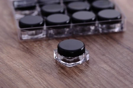Akrilne četvrtaste kutijice 5mL za kreme sa crnim zatvaračem u akrilnoj četvrtastoj kutiji - set od 12 kom-2