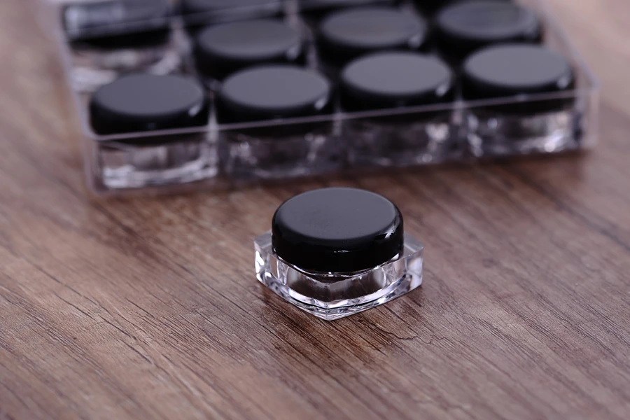 Akrilne četvrtaste kutijice 5mL za kreme sa crnim zatvaračem u akrilnoj četvrtastoj kutiji - set od 12 kom Akrilne četvrtaste kutijice 5mL za kreme sa crnim zatvaračem u akrilnoj četvrtastoj kutiji - set od 12 kom