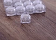 Akrilna četvrtasta kutijica 5mL za kreme sa providnim zatvaračem - 12 kom Akrilna četvrtasta kutijica 5mL za kreme sa providnim zatvaračem - 12 kom