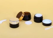 Staklena teglica 15mL u karamel boji, sa plastičnim međupoklopcem i unutrašnjom zaptivkom na zatvaraču Staklena teglica 15mL u karamel boji, sa plastičnim međupoklopcem i unutrašnjom zaptivkom na zatvaraču