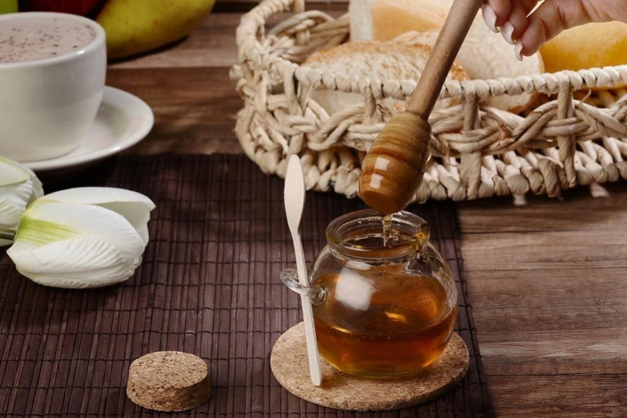 Okrugla staklena teglica 110mL, sa drvenom kašičicom i prirodnim plutanim čepom-grupa_slika