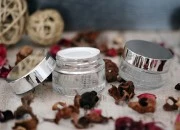 Staklena okrugla teglica za kreme 30mL sa srebrnim aluminijumskim zatvaračem sa zaptivkom i plastičnim međupoklopcem