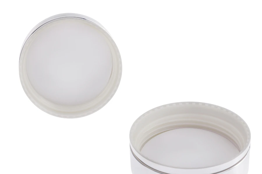 Staklena okrugla teglica za kreme 30mL sa srebrnim aluminijumskim zatvaračem sa zaptivkom i plastičnim međupoklopcem