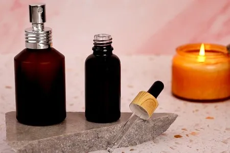 Crna sjajna staklena bočica za etarska ulja 30mL, sa grlom PP18-3