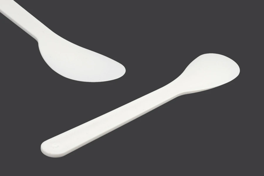 Plastična spatula za kreme (PE) 133mm u beloj boji - 24 kom Plastična spatula za kreme (PE) 133mm u beloj boji - 24 kom