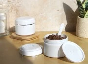 Plastična (PP) bela kutija 250mL sa zatvaračem, spatulom i plastičnim međupoklopcem - 12 kom Plastična (PP) bela kutija 250mL sa zatvaračem, spatulom i plastičnim međupoklopcem - 12 kom