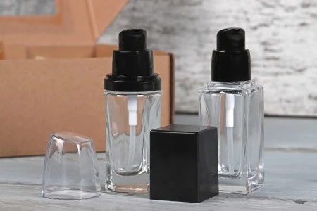 Staklena četvrtasta bočica 30mL za kreme sa crnom pumpicom i crnim zatvaračem-5