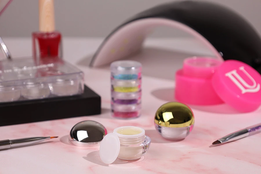 Luksuzna akrilna okrugla kutijica 5mL sa unutrašnjom zaptivkom u zatvaraču i plastičnim međupoklopcem - 12 komada-grupa_slika