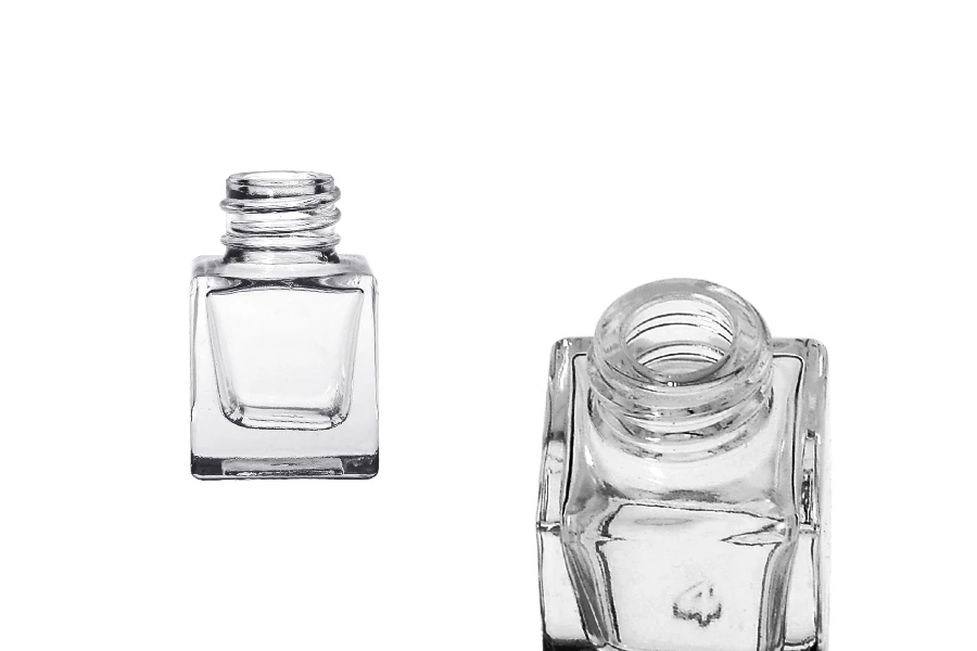 Kockasta staklena bočica 5mL sa grlom PP18 Kockasta staklena bočica 5mL sa grlom PP18