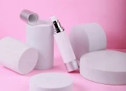 Airless flašica za kremu 50mL sa belim telom i aluminijumskim zatvaračem i osnovom u srebrnoj boji Airless flašica za kremu 50mL sa belim telom i aluminijumskim zatvaračem i osnovom u srebrnoj boji