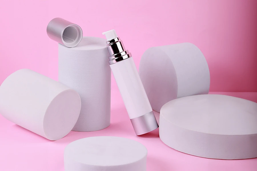 Airless flašica za kremu 50mL sa belim telom i aluminijumskim zatvaračem i osnovom u srebrnoj boji Airless flašica za kremu 50mL sa belim telom i aluminijumskim zatvaračem i osnovom u srebrnoj boji
