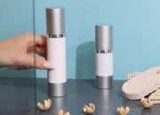Airless flašica za kremu 50mL sa belim telom i aluminijumskim zatvaračem i osnovom u srebrnoj boji Airless flašica za kremu 50mL sa belim telom i aluminijumskim zatvaračem i osnovom u srebrnoj boji