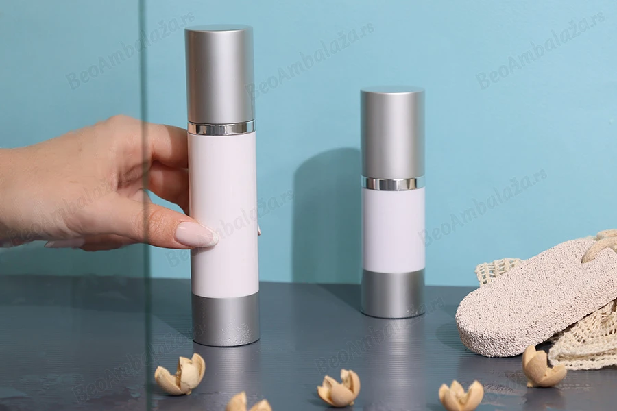 Airless flašica za kremu 50mL sa belim telom i aluminijumskim zatvaračem i osnovom u srebrnoj boji-grupa_slika