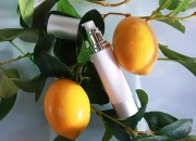 Airless flašica za kremu 50mL sa belim telom i aluminijumskim zatvaračem i osnovom u srebrnoj boji Airless flašica za kremu 50mL sa belim telom i aluminijumskim zatvaračem i osnovom u srebrnoj boji