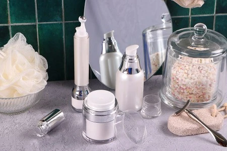 Airless plastična teglica 30mL sa providnim zatvaračem i srebrnim ukrasem-7