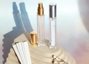 Bočica 10mL staklena, četvrtasta, sa poklopcem i aluminijumskim sprejom Bočica 10mL staklena, četvrtasta, sa poklopcem i aluminijumskim sprejom
