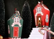 Božićna kartonska poklon kutijica u obliku kućice 70x70x195 mm sa trakom i karticom - 10 kom-grupa_slika