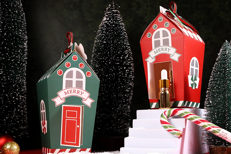 Božićna kartonska poklon kutijica u obliku kućice 70x70x195 mm sa trakom i karticom - 10 kom-grupa_slika