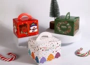 Božićna kartonska poklon kutija 95x95x80 mm kockastog oblika sa drškom  - 10 kom-grupa_slika