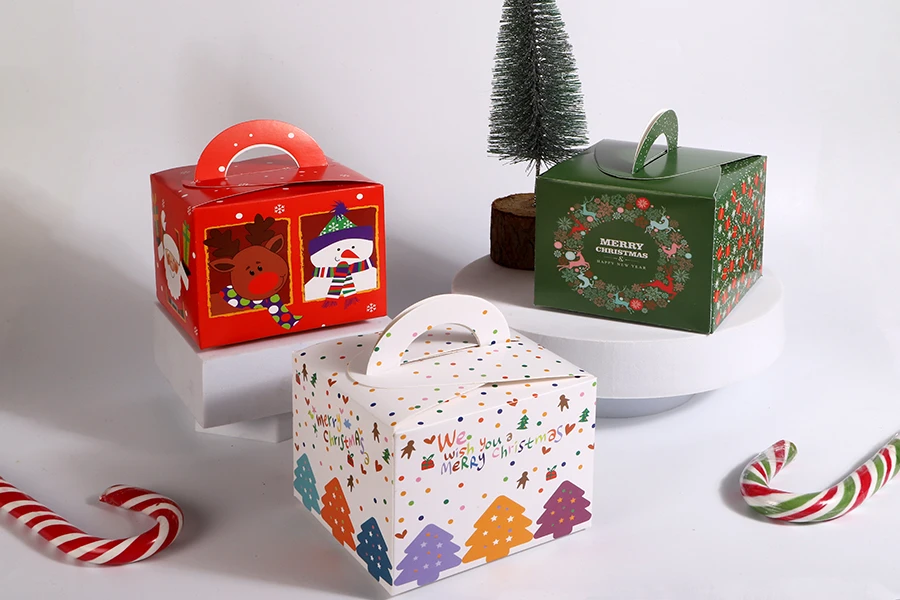 Božićna kartonska poklon kutija 95x95x80 mm kockastog oblika sa drškom  - 10 kom-grupa_slika