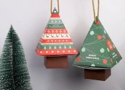 Božićna kartonska poklon kutija 150x150x240 mm u obliku jelke, sa trakom  - 10 kom-grupa_slika