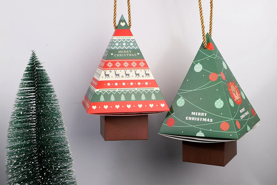 Božićna kartonska poklon kutija 150x150x240 mm u obliku jelke, sa trakom  - 10 kom-grupa_slika
