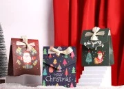 Božićna kartonska poklon kesica 115x55x145 mm sa trakom  - 10 kom-grupa_slika