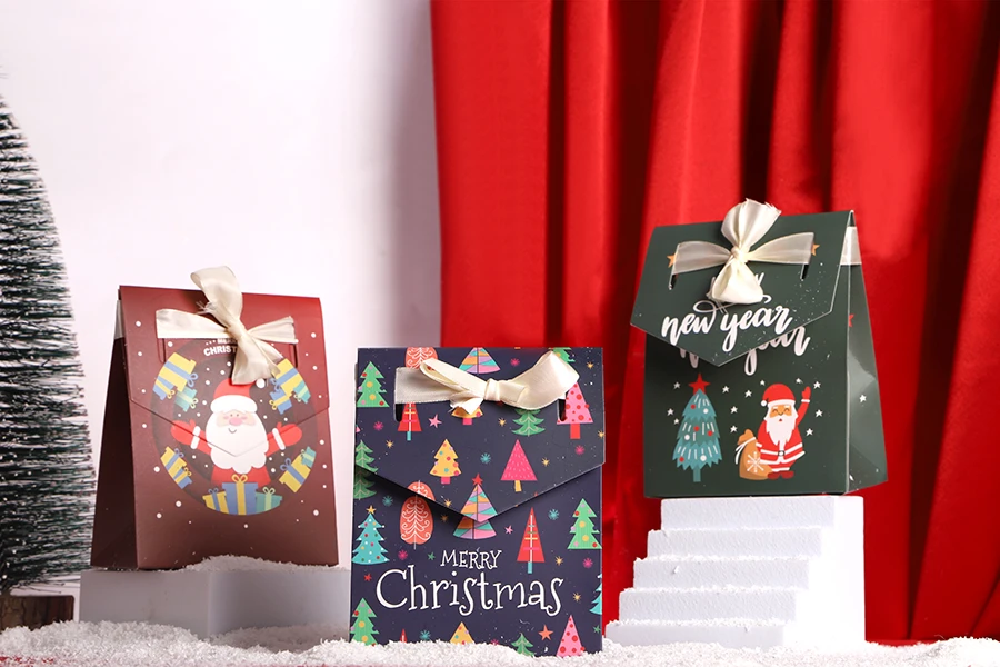Božićna kartonska poklon kesica 115x55x145 mm sa trakom  - 10 kom-grupa_slika