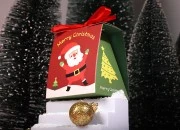 Božićna kartonska poklon kutijica 80x70x90 mm sa trakom  - 10 kom-grupa_slika