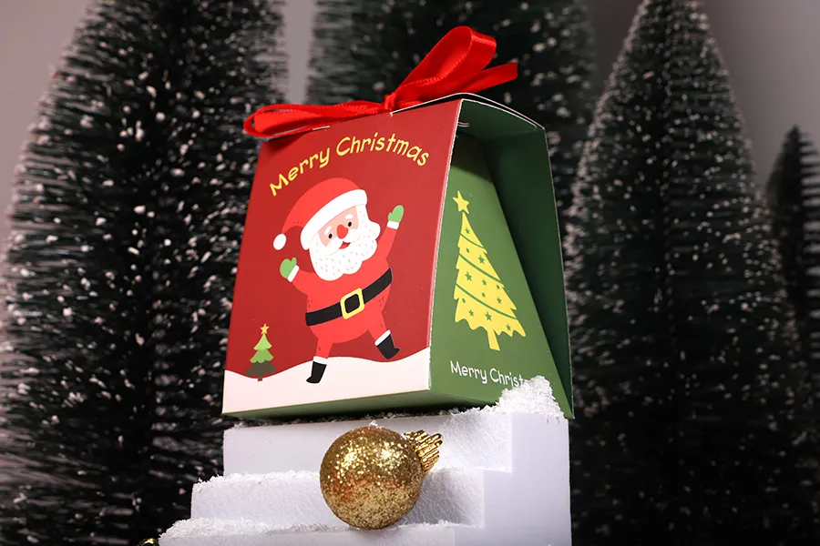Božićna kartonska poklon kutijica 80x70x90 mm sa trakom  - 10 kom-grupa_slika