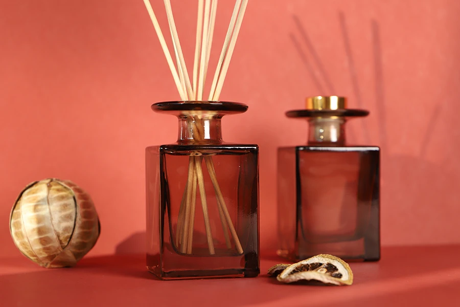 Staklena četvrtasta bočica 150mL u karamel boji, za osveživače prostora Staklena četvrtasta bočica 150mL u karamel boji, za osveživače prostora