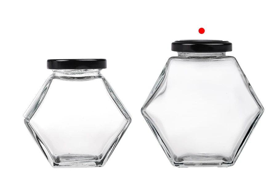 Staklena tegla 380 ml šestougaona sa crnim zatvaračem – 6 kom Staklena tegla 380 ml šestougaona sa crnim zatvaračem – 6 kom