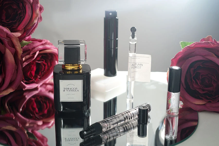 Staklena luksuzna bočica za parfeme 100 ml (15/400) u crnoj ili beloj boji Staklena luksuzna bočica za parfeme 100 ml (15/400) u crnoj ili beloj boji