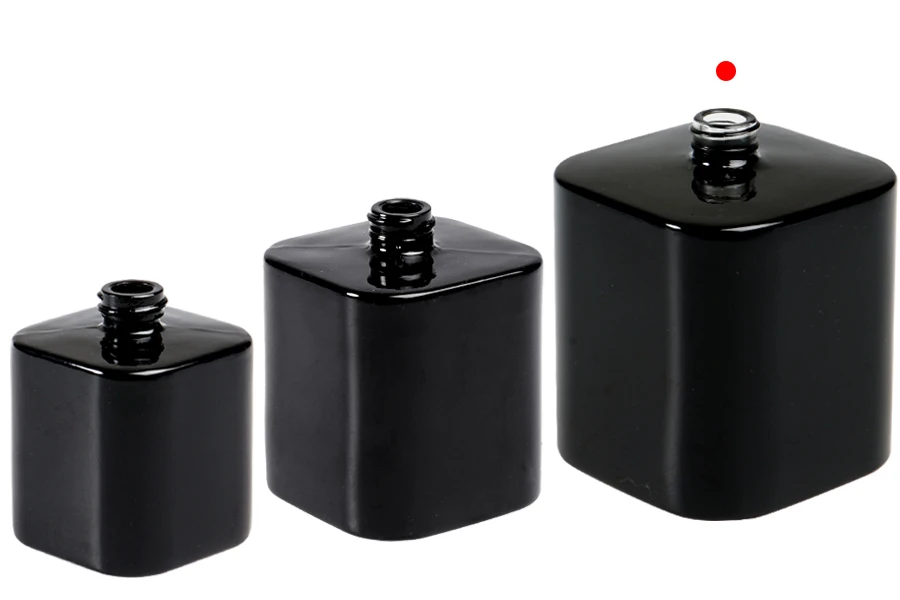 Staklena luksuzna bočica za parfeme 100 ml (15/400) u crnoj ili beloj boji Staklena luksuzna bočica za parfeme 100 ml (15/400) u crnoj ili beloj boji