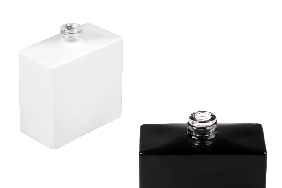 Staklena pravougaona parfemska bočica 50mL (15/400) crne ili bele boje Staklena pravougaona parfemska bočica 50mL (15/400) crne ili bele boje