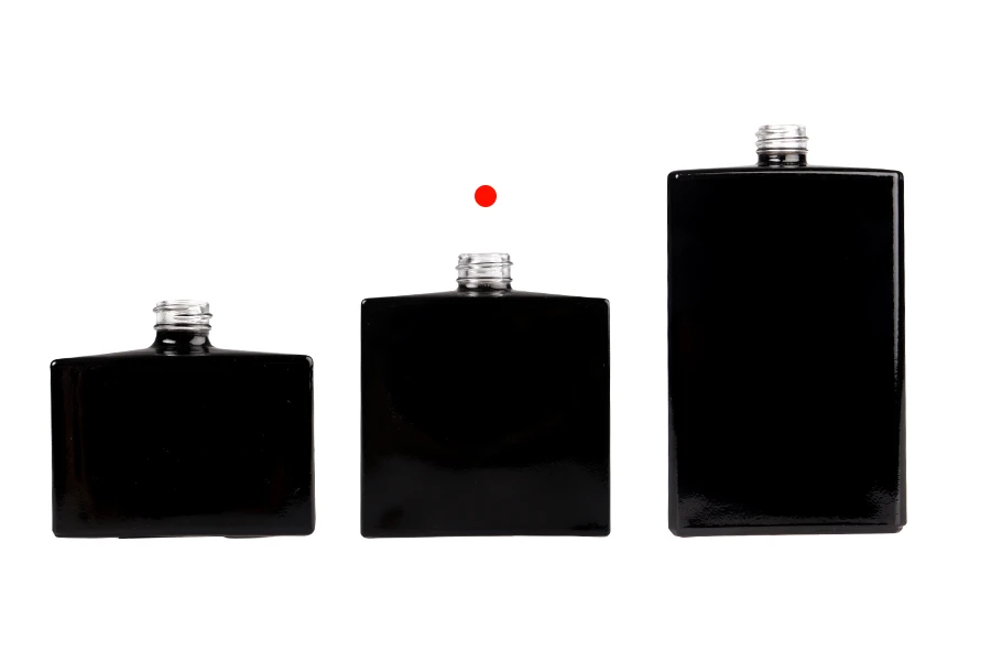 Staklena pravougaona parfemska bočica 50mL (15/400) crne ili bele boje Staklena pravougaona parfemska bočica 50mL (15/400) crne ili bele boje