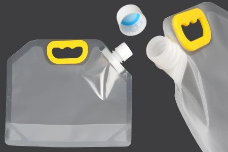 DoyPack kesica za tečnosti 1,5 L providna sa belim sigurnosnim zatvaračem i ručkom – 10 kom-1