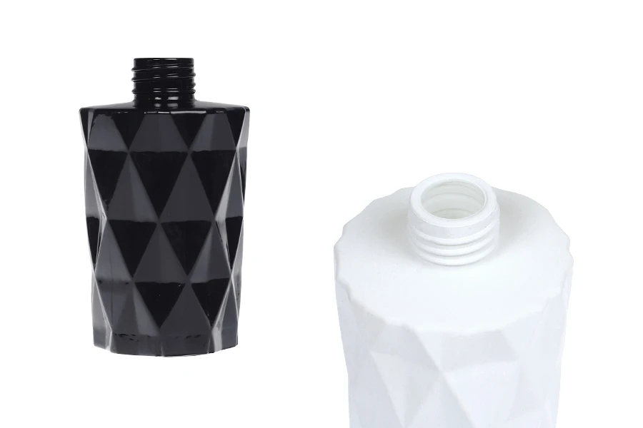 Staklena bočica 180mL (PP28) sa reljefom, u crnoj ili beloj boji, pogodna za osveživače prostora Staklena bočica 180mL (PP28) sa reljefom, u crnoj ili beloj boji, pogodna za osveživače prostora