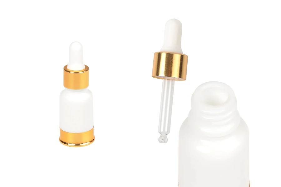Staklena bela bočica 10mL sa pipetom i zlatnim aluminijumskim prstenom i osnovom Staklena bela bočica 10mL sa pipetom i zlatnim aluminijumskim prstenom i osnovom