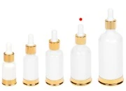 Staklena bela bočica 50mL sa pipetom i zlatnim aluminijumskim prstenom i osnovom-grupa_slika