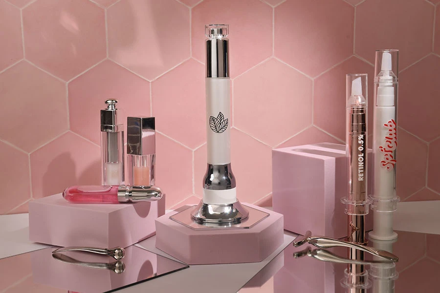 Akrilna bela bočica 15mL sa roll-on pumpicom za serum i vibracijom na dodir Akrilna bela bočica 15mL sa roll-on pumpicom za serum i vibracijom na dodir