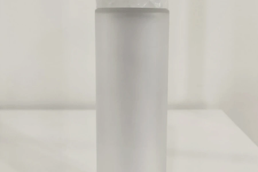 Airless dopunjiva bočica od 15 mL, sa pumpicom za kremu i peskiranim spoljnim staklenim kućištem Airless dopunjiva bočica od 15 mL, sa pumpicom za kremu i peskiranim spoljnim staklenim kućištem