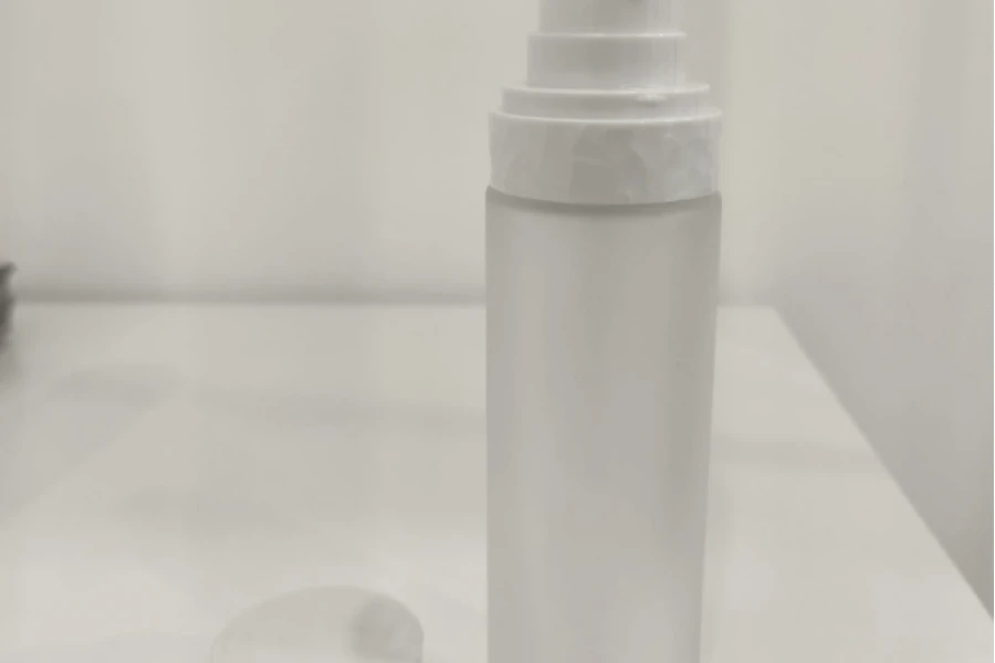 Airless dopunjiva bočica od 15 mL, sa pumpicom za kremu i peskiranim spoljnim staklenim kućištem Airless dopunjiva bočica od 15 mL, sa pumpicom za kremu i peskiranim spoljnim staklenim kućištem