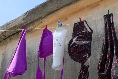 Plastična bela tubica 100mL sa metalnim roll on kuglicama i providnim zatvaračem-3