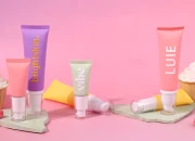 Plastična tubica od 20 mL u raznim mat bojama, sa belom pumpicom i providnim poklopcem Plastična tubica od 20 mL u raznim mat bojama, sa belom pumpicom i providnim poklopcem