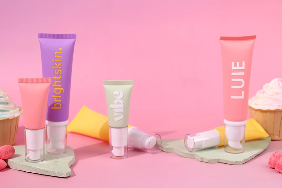 Plastična tubica od 20 mL u raznim mat bojama, sa belom pumpicom i providnim poklopcem Plastična tubica od 20 mL u raznim mat bojama, sa belom pumpicom i providnim poklopcem