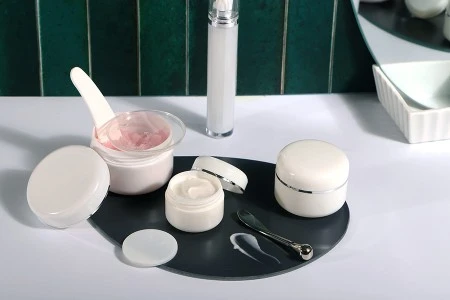 Kutijica od bele plastike sa srebrnom linijom, duplim dnom, međupoklopcem i zatvaračem 25mL - 12 kom-3