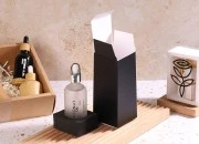 Kartonska kutija (500 gr) 65x65x140 mm u crnoj mat boji sa unutrašnjom penastom osnovom, za flašice prečnika 44 mm - 20 kom.-grupa_slika