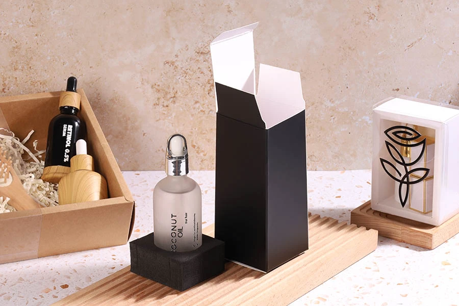 Kartonska kutija (500 gr) 65x65x140 mm u crnoj mat boji sa unutrašnjom penastom osnovom, za flašice prečnika 44 mm - 20 kom.-grupa_slika